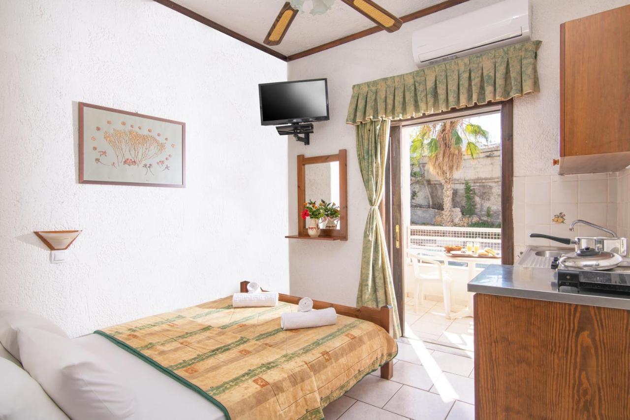 Iliostasi Beach Apartments ヘルソニソス エクステリア 写真