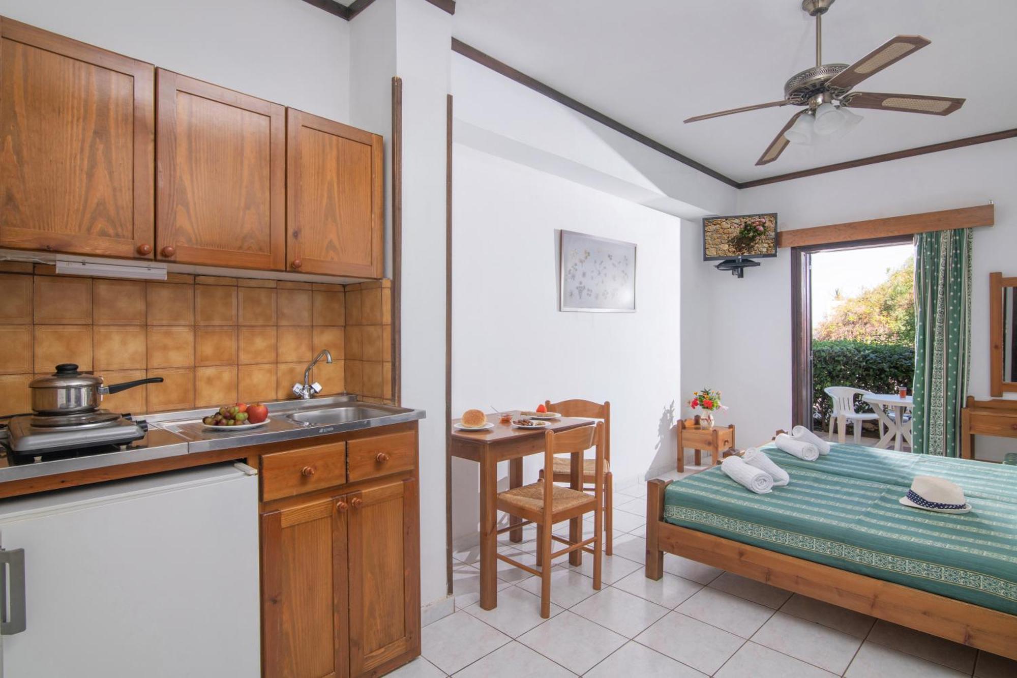 Iliostasi Beach Apartments ヘルソニソス エクステリア 写真