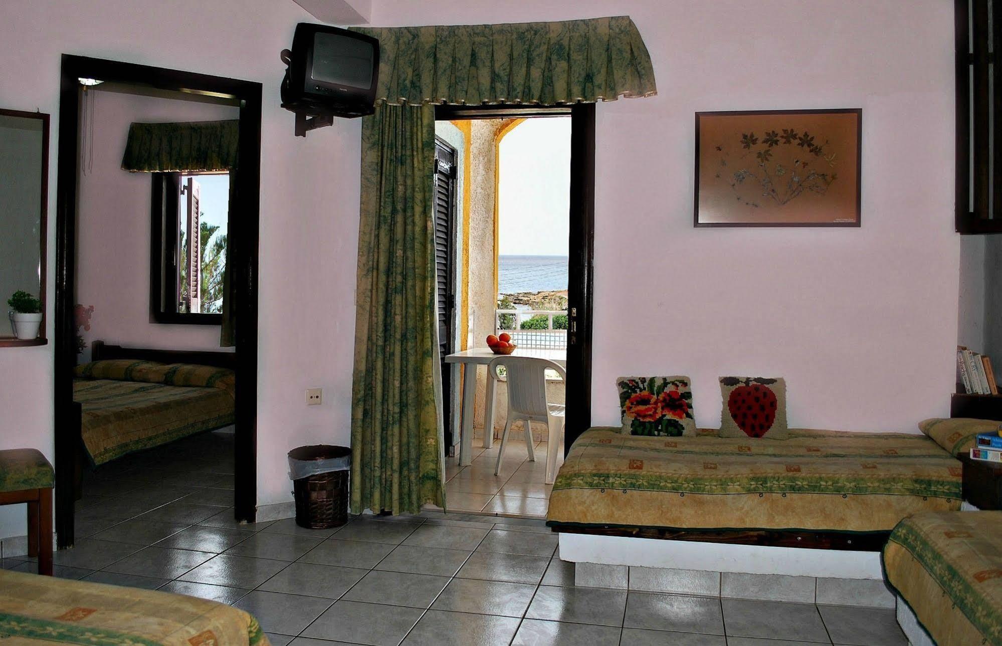 Iliostasi Beach Apartments ヘルソニソス エクステリア 写真