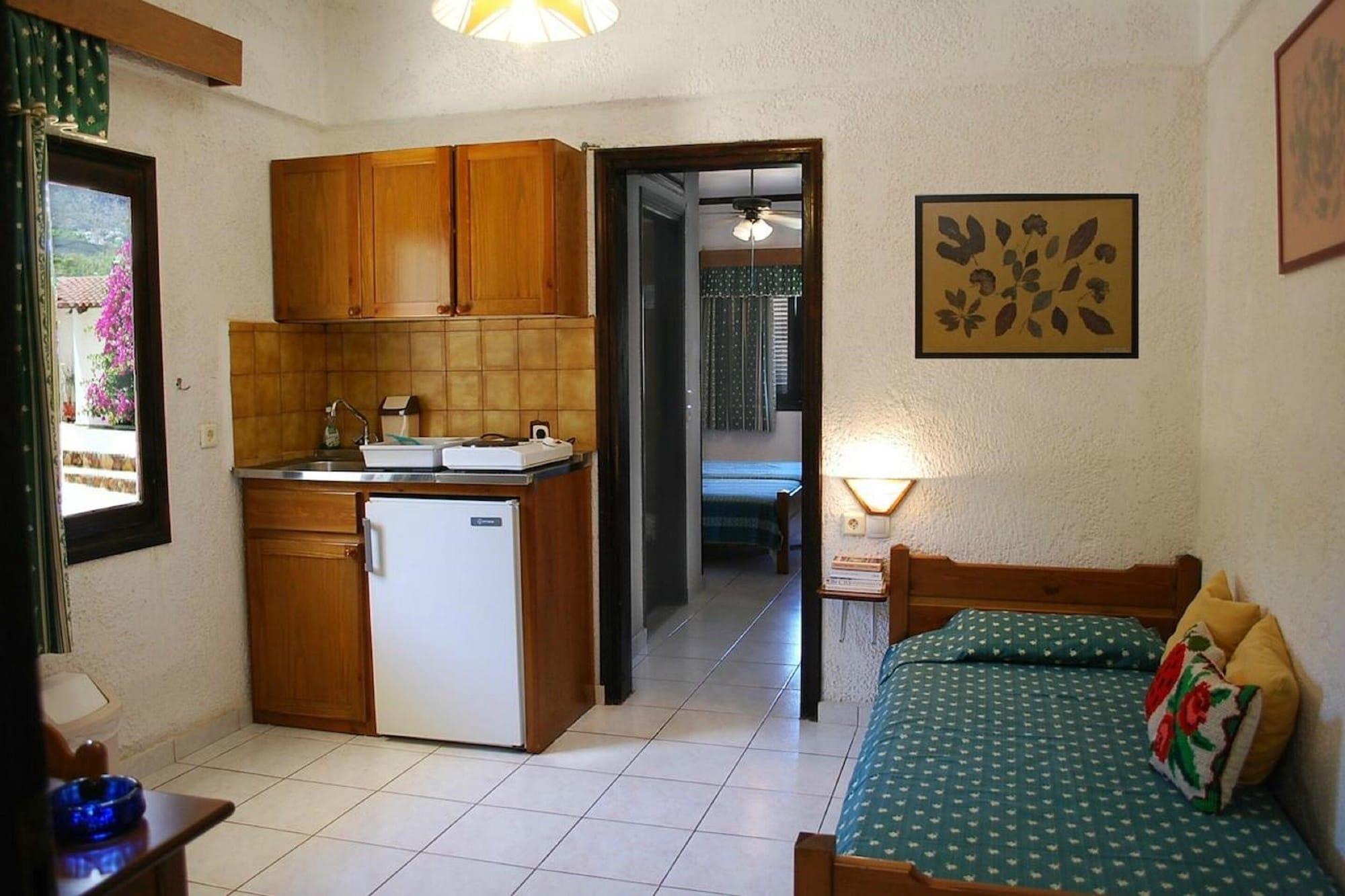 Iliostasi Beach Apartments ヘルソニソス エクステリア 写真
