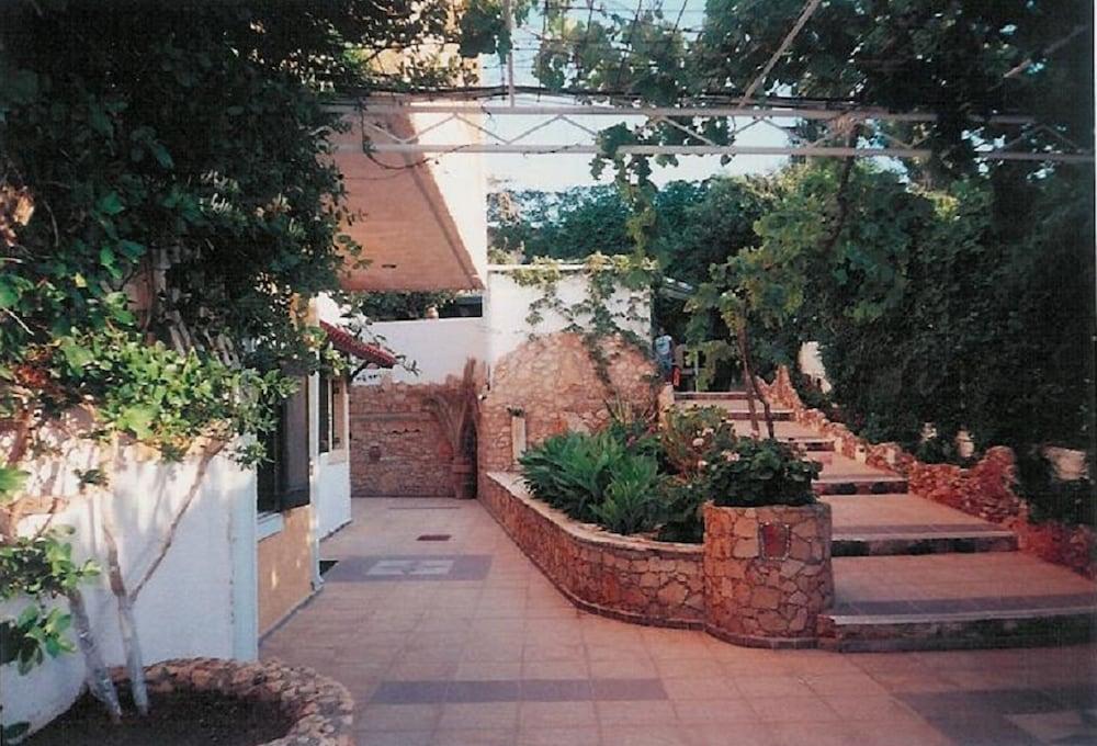 Iliostasi Beach Apartments ヘルソニソス エクステリア 写真